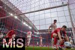 03.05.2025, Fussball 1. Bundesliga 2024/2025, 32. Spieltag, RB Leipzig - FC Bayern Mnchen, in der Red Bull Arena Leipzig,   Der Ball liegt im Tor. Josip Stanisic (Bayern Mnchen) holt ihn sich. li: Aleksandar Pavlovic (Bayern Mnchen)  