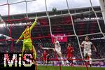 03.05.2025, Fussball 1. Bundesliga 2024/2025, 32. Spieltag, RB Leipzig - FC Bayern Mnchen, in der Red Bull Arena Leipzig, v.li: Torwart Jonas Urbig (FC Bayern Mnchen), Benjamin Sesko (RB Leipzig), Kevin Kampl (RB Leipzig) 