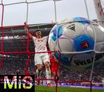 03.05.2025, Fussball 1. Bundesliga 2024/2025, 32. Spieltag, RB Leipzig - FC Bayern Mnchen, in der Red Bull Arena Leipzig,  Torschuss zum 2:0 von Lukas Klostermann (nicht im Bild, RB Leipzig) per Kopfball, Benjamin Sesko (RB Leipzig) jubelt 

