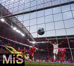 03.05.2025, Fussball 1. Bundesliga 2024/2025, 32. Spieltag, RB Leipzig - FC Bayern Mnchen, in der Red Bull Arena Leipzig,  Torschuss zum 2:0 von Lukas Klostermann (li, RB Leipzig) per Kopfball, Torwart Jonas Urbig (FC Bayern Mnchen) streckt sich vergeblich zum Ball. li: Eric Dier (FC Bayern Mnchen), Thomas Mller (FC Bayern Mnchen), Joshua Kimmich (FC Bayern Mnchen) nur Zuschauer. re: Benjamin Sesko (RB Leipzig) jubelt 
 
