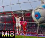 03.05.2025, Fussball 1. Bundesliga 2024/2025, 32. Spieltag, RB Leipzig - FC Bayern Mnchen, in der Red Bull Arena Leipzig,  Torschuss zum 2:0 von Lukas Klostermann (nicht im Bild, RB Leipzig) per Kopfball, Benjamin Sesko (RB Leipzig) jubelt 

