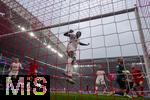 03.05.2025, Fussball 1. Bundesliga 2024/2025, 32. Spieltag, RB Leipzig - FC Bayern Mnchen, in der Red Bull Arena Leipzig,   mitte: Castello Lukeba (RB Leipzig) und Torwart Maarten Vandevoordt (re, RB Leipzig)  bei der Abwehr eines Angriffes.