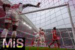 03.05.2025, Fussball 1. Bundesliga 2024/2025, 32. Spieltag, RB Leipzig - FC Bayern Mnchen, in der Red Bull Arena Leipzig,   li: Castello Lukeba (RB Leipzig) hat sich im Tornetz verfangen.
