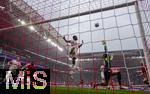 03.05.2025, Fussball 1. Bundesliga 2024/2025, 32. Spieltag, RB Leipzig - FC Bayern Mnchen, in der Red Bull Arena Leipzig,   mitte: Castello Lukeba (RB Leipzig) und Torwart Maarten Vandevoordt (re, RB Leipzig)  bei der Abwehr eines Angriffes.