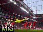03.05.2025, Fussball 1. Bundesliga 2024/2025, 32. Spieltag, RB Leipzig - FC Bayern Mnchen, in der Red Bull Arena Leipzig,  Torschuss zum 2:0 von Lukas Klostermann (li, RB Leipzig) per Kopfball, Torwart Jonas Urbig (FC Bayern Mnchen) streckt sich vergeblich zum Ball. re: Eric Dier (FC Bayern Mnchen), Thomas Mller (FC Bayern Mnchen), Joshua Kimmich (FC Bayern Mnchen) nur Zuschauer. 

