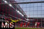 03.05.2025, Fussball 1. Bundesliga 2024/2025, 32. Spieltag, RB Leipzig - FC Bayern Mnchen, in der Red Bull Arena Leipzig,  Torschuss zum 2:0 von Lukas Klostermann (li, RB Leipzig) per Kopfball, Torwart Jonas Urbig (FC Bayern Mnchen) streckt sich vergeblich zum Ball. re: Eric Dier (FC Bayern Mnchen), Thomas Mller (FC Bayern Mnchen), Joshua Kimmich (FC Bayern Mnchen) nur Zuschauer.  re: Benjamin Sesko (RB Leipzig) 

