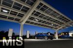 04.05.2025, Bayreuth, (Bayern), Die US-Firma Tesla hat hier einen Ladepark fr E-Autos an der Autobahn A9. An 20 modernen Schnell-Ladesulen knnen hier Teslafahrer und andere E-Auto-Fabrikate ihren Auto-Akku aufladen. Alle Stalls sind Supercharger Version V4. Auf der berdachung wurden Photovoltaik-Module zur Stromgewinnung angebracht.