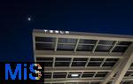 04.05.2025, Bayreuth, (Bayern), Die US-Firma Tesla hat hier einen Ladepark fr E-Autos an der Autobahn A9. An 20 modernen Schnell-Ladesulen knnen hier Teslafahrer und andere E-Auto-Fabrikate ihren Auto-Akku aufladen. Alle Stalls sind Supercharger Version V4. Auf der berdachung wurden Photovoltaik-Module zur Stromgewinnung angebracht.
