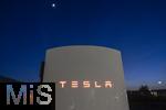 04.05.2025, Bayreuth, (Bayern), Die US-Firma Tesla hat hier einen Ladepark fr E-Autos an der Autobahn A9. An 20 modernen Schnell-Ladesulen knnen hier Teslafahrer und andere E-Auto-Fabrikate ihren Auto-Akku aufladen. Alle Stalls sind Supercharger Version V4. Auf der berdachung wurden Photovoltaik-Module zur Stromgewinnung angebracht.