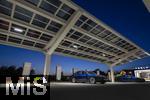 04.05.2025, Bayreuth, (Bayern), Die US-Firma Tesla hat hier einen Ladepark fr E-Autos an der Autobahn A9. An 20 modernen Schnell-Ladesulen knnen hier Teslafahrer und andere E-Auto-Fabrikate ihren Auto-Akku aufladen. Alle Stalls sind Supercharger Version V4. Auf der berdachung wurden Photovoltaik-Module zur Stromgewinnung angebracht.