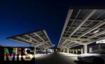 04.05.2025, Bayreuth, (Bayern), Die US-Firma Tesla hat hier einen Ladepark fr E-Autos an der Autobahn A9. An 20 modernen Schnell-Ladesulen knnen hier Teslafahrer und andere E-Auto-Fabrikate ihren Auto-Akku aufladen. Alle Stalls sind Supercharger Version V4. Auf der berdachung wurden Photovoltaik-Module zur Stromgewinnung angebracht.