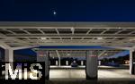 04.05.2025, Bayreuth, (Bayern), Die US-Firma Tesla hat hier einen Ladepark fr E-Autos an der Autobahn A9. An 20 modernen Schnell-Ladesulen knnen hier Teslafahrer und andere E-Auto-Fabrikate ihren Auto-Akku aufladen. Alle Stalls sind Supercharger Version V4. Auf der berdachung wurden Photovoltaik-Module zur Stromgewinnung angebracht.