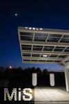 04.05.2025, Bayreuth, (Bayern), Die US-Firma Tesla hat hier einen Ladepark fr E-Autos an der Autobahn A9. An 20 modernen Schnell-Ladesulen knnen hier Teslafahrer und andere E-Auto-Fabrikate ihren Auto-Akku aufladen. Alle Stalls sind Supercharger Version V4. Auf der berdachung wurden Photovoltaik-Module zur Stromgewinnung angebracht.