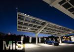 04.05.2025, Bayreuth, (Bayern), Die US-Firma Tesla hat hier einen Ladepark fr E-Autos an der Autobahn A9. An 20 modernen Schnell-Ladesulen knnen hier Teslafahrer und andere E-Auto-Fabrikate ihren Auto-Akku aufladen. Alle Stalls sind Supercharger Version V4. Auf der berdachung wurden Photovoltaik-Module zur Stromgewinnung angebracht.