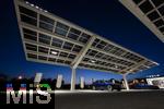 04.05.2025, Bayreuth, (Bayern), Die US-Firma Tesla hat hier einen Ladepark fr E-Autos an der Autobahn A9. An 20 modernen Schnell-Ladesulen knnen hier Teslafahrer und andere E-Auto-Fabrikate ihren Auto-Akku aufladen. Alle Stalls sind Supercharger Version V4. Auf der berdachung wurden Photovoltaik-Module zur Stromgewinnung angebracht.