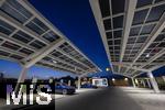 04.05.2025, Bayreuth, (Bayern), Die US-Firma Tesla hat hier einen Ladepark fr E-Autos an der Autobahn A9. An 20 modernen Schnell-Ladesulen knnen hier Teslafahrer und andere E-Auto-Fabrikate ihren Auto-Akku aufladen. Alle Stalls sind Supercharger Version V4. Auf der berdachung wurden Photovoltaik-Module zur Stromgewinnung angebracht.