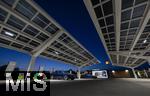 04.05.2025, Bayreuth, (Bayern), Die US-Firma Tesla hat hier einen Ladepark fr E-Autos an der Autobahn A9. An 20 modernen Schnell-Ladesulen knnen hier Teslafahrer und andere E-Auto-Fabrikate ihren Auto-Akku aufladen. Alle Stalls sind Supercharger Version V4. Auf der berdachung wurden Photovoltaik-Module zur Stromgewinnung angebracht.