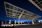 04.05.2025, Bayreuth, (Bayern), Die US-Firma Tesla hat hier einen Ladepark fr E-Autos an der Autobahn A9. An 20 modernen Schnell-Ladesulen knnen hier Teslafahrer und andere E-Auto-Fabrikate ihren Auto-Akku aufladen. Alle Stalls sind Supercharger Version V4. Auf der berdachung wurden Photovoltaik-Module zur Stromgewinnung angebracht.