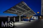 04.05.2025, Bayreuth, (Bayern), Die US-Firma Tesla hat hier einen Ladepark fr E-Autos an der Autobahn A9. An 20 modernen Schnell-Ladesulen knnen hier Teslafahrer und andere E-Auto-Fabrikate ihren Auto-Akku aufladen. Alle Stalls sind Supercharger Version V4. Auf der berdachung wurden Photovoltaik-Module zur Stromgewinnung angebracht.