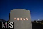 04.05.2025, Bayreuth, (Bayern), Die US-Firma Tesla hat hier einen Ladepark fr E-Autos an der Autobahn A9. An 20 modernen Schnell-Ladesulen knnen hier Teslafahrer und andere E-Auto-Fabrikate ihren Auto-Akku aufladen. Alle Stalls sind Supercharger Version V4. Auf der berdachung wurden Photovoltaik-Module zur Stromgewinnung angebracht.