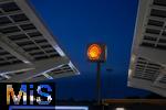 04.05.2025, Bayreuth, (Bayern), Die US-Firma Tesla hat hier einen Ladepark fr E-Autos an der Autobahn A9. An 20 modernen Schnell-Ladesulen knnen hier Teslafahrer und andere E-Auto-Fabrikate ihren Auto-Akku aufladen. Alle Stalls sind Supercharger Version V4. Auf der berdachung wurden Photovoltaik-Module zur Stromgewinnung angebracht.