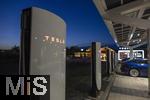 04.05.2025, Bayreuth, (Bayern), Die US-Firma Tesla hat hier einen Ladepark fr E-Autos an der Autobahn A9. An 20 modernen Schnell-Ladesulen knnen hier Teslafahrer und andere E-Auto-Fabrikate ihren Auto-Akku aufladen. Alle Stalls sind Supercharger Version V4. Auf der berdachung wurden Photovoltaik-Module zur Stromgewinnung angebracht.