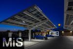 04.05.2025, Bayreuth, (Bayern), Die US-Firma Tesla hat hier einen Ladepark fr E-Autos an der Autobahn A9. An 20 modernen Schnell-Ladesulen knnen hier Teslafahrer und andere E-Auto-Fabrikate ihren Auto-Akku aufladen. Alle Stalls sind Supercharger Version V4. Auf der berdachung wurden Photovoltaik-Module zur Stromgewinnung angebracht.