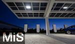 04.05.2025, Bayreuth, (Bayern), Die US-Firma Tesla hat hier einen Ladepark fr E-Autos an der Autobahn A9. An 20 modernen Schnell-Ladesulen knnen hier Teslafahrer und andere E-Auto-Fabrikate ihren Auto-Akku aufladen. Alle Stalls sind Supercharger Version V4. Auf der berdachung wurden Photovoltaik-Module zur Stromgewinnung angebracht.