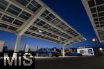 04.05.2025, Bayreuth, (Bayern), Die US-Firma Tesla hat hier einen Ladepark fr E-Autos an der Autobahn A9. An 20 modernen Schnell-Ladesulen knnen hier Teslafahrer und andere E-Auto-Fabrikate ihren Auto-Akku aufladen. Alle Stalls sind Supercharger Version V4. Auf der berdachung wurden Photovoltaik-Module zur Stromgewinnung angebracht.