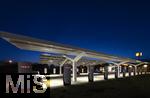04.05.2025, Bayreuth, (Bayern), Die US-Firma Tesla hat hier einen Ladepark fr E-Autos an der Autobahn A9. An 20 modernen Schnell-Ladesulen knnen hier Teslafahrer und andere E-Auto-Fabrikate ihren Auto-Akku aufladen. Alle Stalls sind Supercharger Version V4. Auf der berdachung wurden Photovoltaik-Module zur Stromgewinnung angebracht.