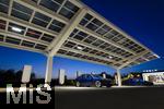 04.05.2025, Bayreuth, (Bayern), Die US-Firma Tesla hat hier einen Ladepark fr E-Autos an der Autobahn A9. An 20 modernen Schnell-Ladesulen knnen hier Teslafahrer und andere E-Auto-Fabrikate ihren Auto-Akku aufladen. Alle Stalls sind Supercharger Version V4. Auf der berdachung wurden Photovoltaik-Module zur Stromgewinnung angebracht.