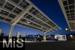 04.05.2025, Bayreuth, (Bayern), Die US-Firma Tesla hat hier einen Ladepark fr E-Autos an der Autobahn A9. An 20 modernen Schnell-Ladesulen knnen hier Teslafahrer und andere E-Auto-Fabrikate ihren Auto-Akku aufladen. Alle Stalls sind Supercharger Version V4. Auf der berdachung wurden Photovoltaik-Module zur Stromgewinnung angebracht.
