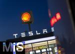 04.05.2025, Bayreuth, (Bayern), Die US-Firma Tesla hat hier einen Ladepark fr E-Autos an der Autobahn A9. An 20 modernen Schnell-Ladesulen knnen hier Teslafahrer und andere E-Auto-Fabrikate ihren Auto-Akku aufladen. Alle Stalls sind Supercharger Version V4. Die Wartezeit knnen sich die Autofahrer in einer Lounge der Firma bk-World vertreiben, mit Toiletten, Ruherume, Getrnke und Snack-Automaten und Sitzmglichkeiten etc.     Hinten ist eine Shell-Tankstelle.