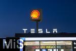 04.05.2025, Bayreuth, (Bayern), Die US-Firma Tesla hat hier einen Ladepark fr E-Autos an der Autobahn A9. An 20 modernen Schnell-Ladesulen knnen hier Teslafahrer und andere E-Auto-Fabrikate ihren Auto-Akku aufladen. Alle Stalls sind Supercharger Version V4. Die Wartezeit knnen sich die Autofahrer in einer Lounge der Firma bk-World vertreiben, mit Toiletten, Ruherume, Getrnke und Snack-Automaten und Sitzmglichkeiten etc.     Hinten ist eine Shell-Tankstelle.