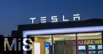 04.05.2025, Bayreuth, (Bayern), Die US-Firma Tesla hat hier einen Ladepark fr E-Autos an der Autobahn A9. An 20 modernen Schnell-Ladesulen knnen hier Teslafahrer und andere E-Auto-Fabrikate ihren Auto-Akku aufladen. Alle Stalls sind Supercharger Version V4. Die Wartezeit knnen sich die Autofahrer in einer Lounge der Firma bk-World vertreiben, mit Toiletten, Ruherume, Getrnke und Snack-Automaten und Sitzmglichkeiten etc.     