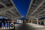 04.05.2025, Bayreuth, (Bayern), Die US-Firma Tesla hat hier einen Ladepark fr E-Autos an der Autobahn A9. An 20 modernen Schnell-Ladesulen knnen hier Teslafahrer und andere E-Auto-Fabrikate ihren Auto-Akku aufladen. Alle Stalls sind Supercharger Version V4. Auf der berdachung wurden Photovoltaik-Module zur Stromgewinnung angebracht. Hinten ist eine Shell-Tankstelle.