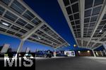 04.05.2025, Bayreuth, (Bayern), Die US-Firma Tesla hat hier einen Ladepark fr E-Autos an der Autobahn A9. An 20 modernen Schnell-Ladesulen knnen hier Teslafahrer und andere E-Auto-Fabrikate ihren Auto-Akku aufladen. Alle Stalls sind Supercharger Version V4. Auf der berdachung wurden Photovoltaik-Module zur Stromgewinnung angebracht.