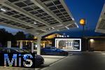04.05.2025, Bayreuth, (Bayern), Die US-Firma Tesla hat hier einen Ladepark fr E-Autos an der Autobahn A9. An 20 modernen Schnell-Ladesulen knnen hier Teslafahrer und andere E-Auto-Fabrikate ihren Auto-Akku aufladen. Alle Stalls sind Supercharger Version V4. Auf der berdachung wurden Photovoltaik-Module zur Stromgewinnung angebracht. Hinten ist eine Shell-Tankstelle.