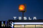 04.05.2025, Bayreuth, (Bayern), Die US-Firma Tesla hat hier einen Ladepark fr E-Autos an der Autobahn A9. An 20 modernen Schnell-Ladesulen knnen hier Teslafahrer und andere E-Auto-Fabrikate ihren Auto-Akku aufladen. Alle Stalls sind Supercharger Version V4. Die Wartezeit knnen sich die Autofahrer in einer Lounge der Firma bk-World vertreiben, mit Toiletten, Ruherume, Getrnke und Snack-Automaten und Sitzmglichkeiten etc.     Hinten ist eine Shell-Tankstelle.