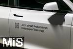 04.05.2025, Bayreuth, (Bayern), Die US-Firma Tesla hat hier einen Ladepark fr E-Autos an der Autobahn A9. An 20 modernen Schnell-Ladesulen knnen hier Teslafahrer und andere E-Auto-Fabrikate ihren Auto-Akku aufladen. Ein Model 3 in Weiss steht zum Online-Verleih zur Probefahrt bereit. Per App kann man den Wagen fr 1 Stunde ausleihen.