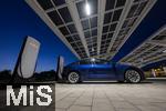 04.05.2025, Bayreuth, (Bayern), Die US-Firma Tesla hat hier einen Ladepark fr E-Autos an der Autobahn A9. An 20 modernen Schnell-Ladesulen knnen hier Teslafahrer und andere E-Auto-Fabrikate ihren Auto-Akku aufladen. Alle Stalls sind Supercharger Version V4. Auf der berdachung wurden Photovoltaik-Module zur Stromgewinnung angebracht. Ein blaues Model 3 steht beim Laden an der Sule.