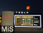 04.05.2025, Bayreuth, (Bayern), Die US-Firma Tesla hat hier einen Ladepark fr E-Autos an der Autobahn A9. An 20 modernen Schnell-Ladesulen knnen hier Teslafahrer und andere E-Auto-Fabrikate ihren Auto-Akku aufladen. Alle Stalls sind Supercharger Version V4. Die Wartezeit knnen sich die Autofahrer in einer Lounge der Firma bk-World vertreiben, mit Toiletten, Ruherume, Getrnke und Snack-Automaten und Sitzmglichkeiten etc.     Hinten ist eine Shell-Tankstelle. 
