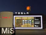 04.05.2025, Bayreuth, (Bayern), Die US-Firma Tesla hat hier einen Ladepark fr E-Autos an der Autobahn A9. An 20 modernen Schnell-Ladesulen knnen hier Teslafahrer und andere E-Auto-Fabrikate ihren Auto-Akku aufladen. Alle Stalls sind Supercharger Version V4. Die Wartezeit knnen sich die Autofahrer in einer Lounge der Firma bk-World vertreiben, mit Toiletten, Ruherume, Getrnke und Snack-Automaten und Sitzmglichkeiten etc.     Hinten ist eine Shell-Tankstelle. 