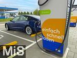 09.05.2025, Ltzen (Sachsen Anhalt), Der Energieversorger EnBW hat hier einen Ladepark fr E-Autos an der Autobahn A9 installiert. An 8 modernen Schnell-Ladesulen knnen hier E-Autos ihren Akku aufladen. Alle Stalls sind 300KW Schnellader, HPC Hypercharger. Auf der berdachung wurden Photovoltaik-Module zur Stromgewinnung angebracht. 