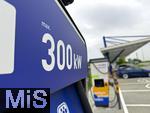 09.05.2025, Ltzen (Sachsen Anhalt), Der Energieversorger EnBW hat hier einen Ladepark fr E-Autos an der Autobahn A9 installiert. An 8 modernen Schnell-Ladesulen knnen hier E-Autos ihren Akku aufladen. Alle Stalls sind 300KW Schnellader, HPC Hypercharger. Auf der berdachung wurden Photovoltaik-Module zur Stromgewinnung angebracht. 
