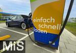 09.05.2025, Ltzen (Sachsen Anhalt), Der Energieversorger EnBW hat hier einen Ladepark fr E-Autos an der Autobahn A9 installiert. An 8 modernen Schnell-Ladesulen knnen hier E-Autos ihren Akku aufladen. Alle Stalls sind 300KW Schnellader, HPC Hypercharger. Auf der berdachung wurden Photovoltaik-Module zur Stromgewinnung angebracht.  