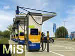 09.05.2025, Ltzen (Sachsen Anhalt), Der Energieversorger EnBW hat hier einen Ladepark fr E-Autos an der Autobahn A9 installiert. An 8 modernen Schnell-Ladesulen knnen hier E-Autos ihren Akku aufladen. Alle Stalls sind 300KW Schnellader, HPC Hypercharger. Auf der berdachung wurden Photovoltaik-Module zur Stromgewinnung angebracht. 