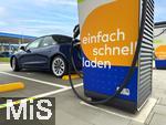 09.05.2025, Ltzen (Sachsen Anhalt), Der Energieversorger EnBW hat hier einen Ladepark fr E-Autos an der Autobahn A9 installiert. An 8 modernen Schnell-Ladesulen knnen hier E-Autos ihren Akku aufladen. Alle Stalls sind 300KW Schnellader, HPC Hypercharger. Auf der berdachung wurden Photovoltaik-Module zur Stromgewinnung angebracht.  