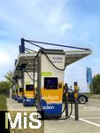 09.05.2025, Ltzen (Sachsen Anhalt), Der Energieversorger EnBW hat hier einen Ladepark fr E-Autos an der Autobahn A9 installiert. An 8 modernen Schnell-Ladesulen knnen hier E-Autos ihren Akku aufladen. Alle Stalls sind 300KW Schnellader, HPC Hypercharger. Auf der berdachung wurden Photovoltaik-Module zur Stromgewinnung angebracht. 