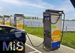09.05.2025, Ltzen (Sachsen Anhalt), Der Energieversorger EnBW hat hier einen Ladepark fr E-Autos an der Autobahn A9 installiert. An 8 modernen Schnell-Ladesulen knnen hier E-Autos ihren Akku aufladen. Alle Stalls sind 300KW Schnellader, HPC Hypercharger. Auf der berdachung wurden Photovoltaik-Module zur Stromgewinnung angebracht. 